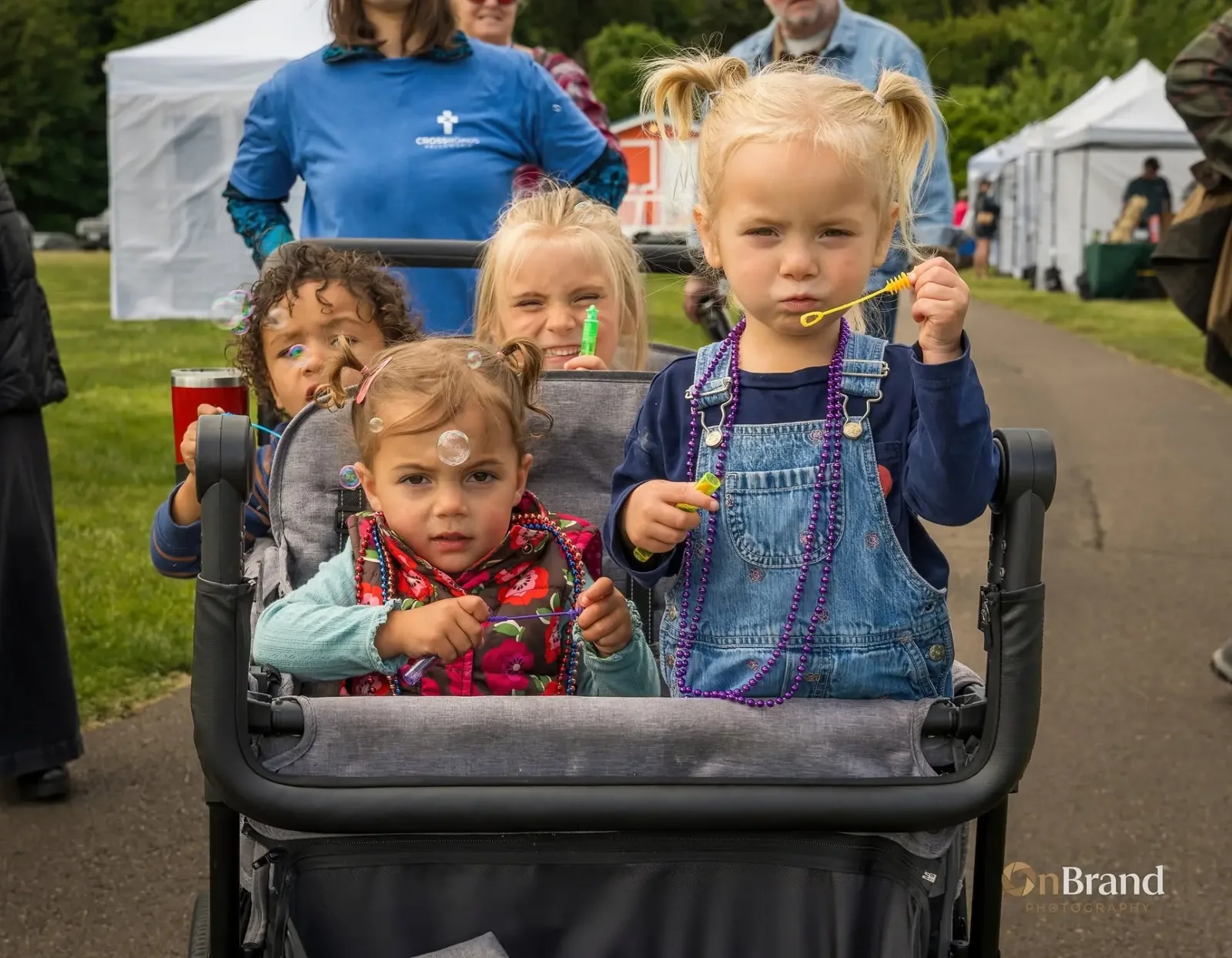 Young festival goers blowing bubbles at KeizerFEST