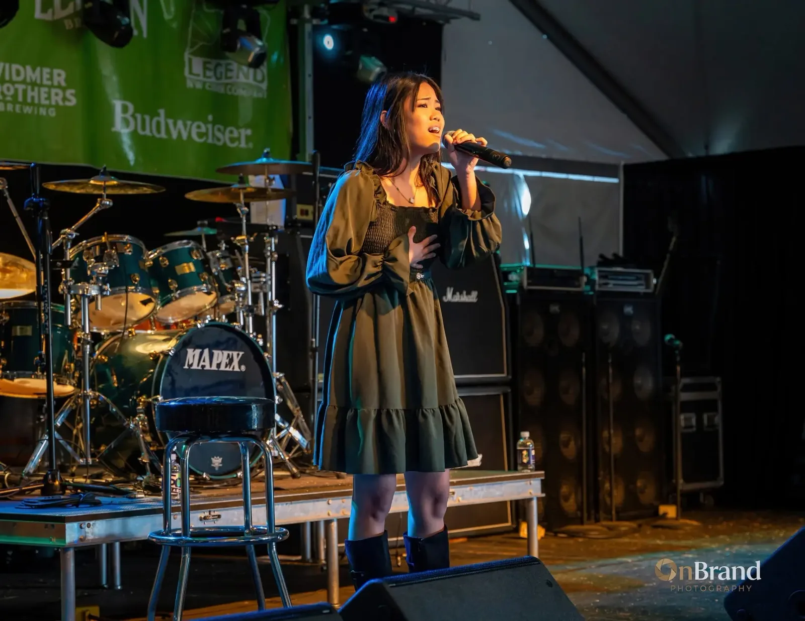 Vocalist performing on the KeizerFEST main stage